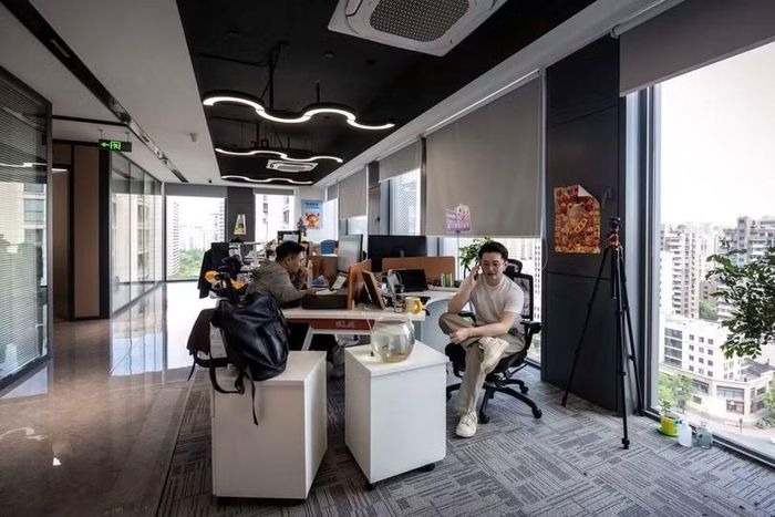Lưu Hào Vũ (áo trắng) đang làm việc tại trụ sở công ty của mình trong Honghub. Ảnh: Creaders.