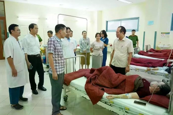 Lãnh đạo TP Huế đến thăm hỏi các công nhân của Công ty Scavi Huế bị ngộ độc phải nhập viện tại Bệnh viện Trung ương Huế cơ sở 2. Ảnh Nguyễn Lê.