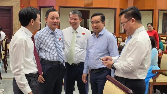 Chủ tịch UBND TPHCM Nguyễn Văn Được (thứ hai từ phải sang) trao đổi với các đại biểu sáng 22-9