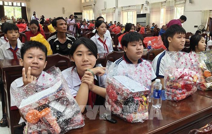 Thiếu nhi vùng biên phấn khởi nhận quà. Ảnh: K GỬIH-TTXVN 