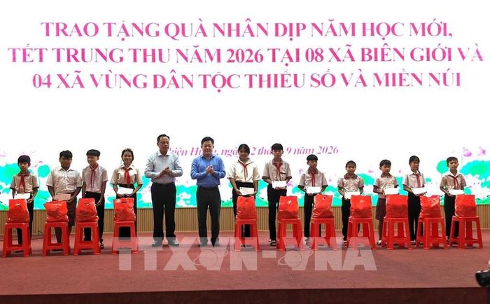 Tặng quà cho thiếu nhi vùng biên. Ảnh: K GỬIH-TTXVN
