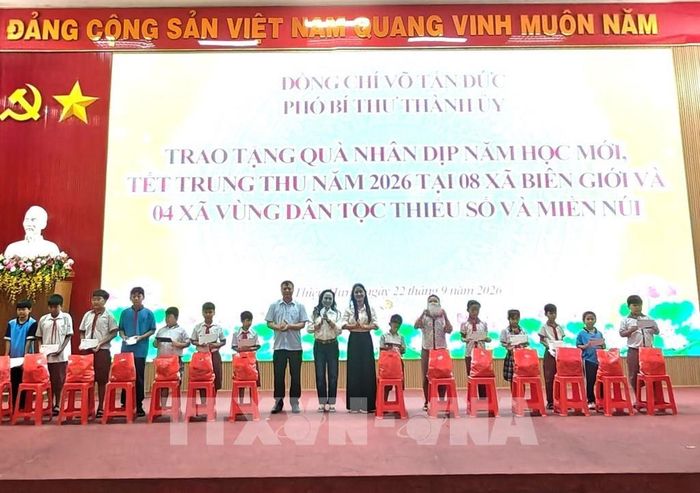 Tặng quà cho thiếu nhi vùng biên. Ảnh: K GỬIH-TTXVN
