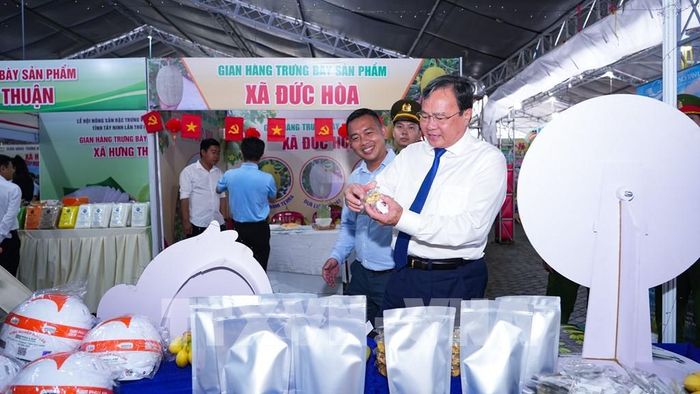 Chủ tịch UBND tỉnh Tây Ninh Lê Văn Hẳn tham quan khu trưng bày, giới thiệu nông sản đặc trưng, sản phẩm OCOP và sản phẩm chế biến của tỉnh. Ảnh: Minh Phú - TTXVN