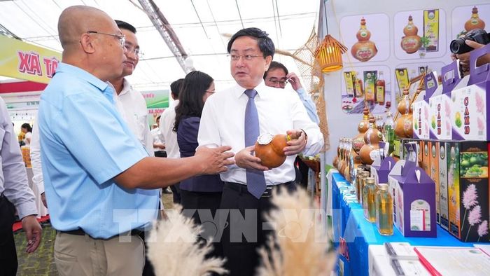 Ủy viên Trung ương Đảng, Bí thư Tỉnh ủy Tây Ninh Nguyễn Văn Quyết tham quan, tìm hiểu các sản phẩm nông sản, sản phẩm OCOP được trưng bày tại Lễ hội. Ảnh: Minh Phú - TTXVN