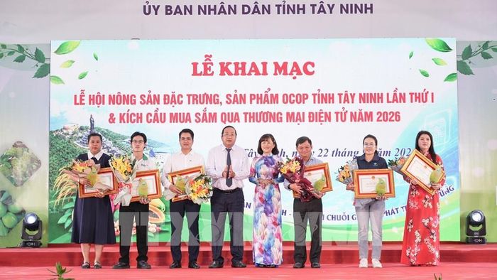 Phó Chủ tịch UBND tỉnh Tây Ninh Nguyễn Minh Lâm trao Bằng khen của Chủ tịch UBND tỉnh cho các đơn vị có thành tích trong tổ chức Lễ hội. Ảnh: Minh Phú - TTXVN