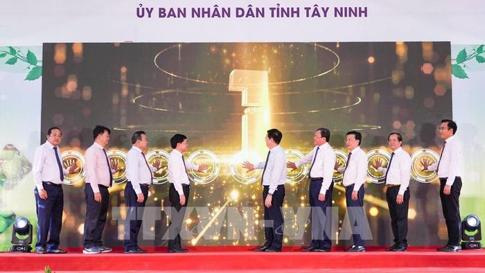 Lãnh đạo tỉnh Tây Ninh và các đại biểu thực hiện nghi thức khai mạc Lễ hội Nông sản đặc trưng và sản phẩm OCOP tỉnh Tây Ninh lần thứ I năm 2026. Ảnh: Minh Phú - TTXVN