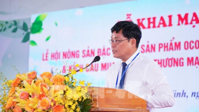 Ông Trương Tấn Đạt, Phó Giám đốc Sở Nông nghiệp và Môi trường tỉnh Tây Ninh, công bố Quyết định phê duyệt kết quả đánh giá, phân hạng và trao Giấy chứng nhận sản phẩm OCOP năm 2026. Ảnh: Minh Phú - TTXVN