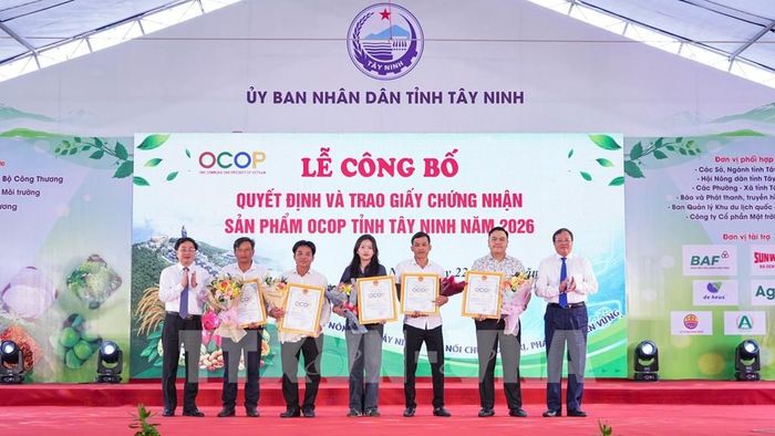 Lãnh đạo tỉnh Tây Ninh trao Giấy chứng nhận sản phẩm OCOP năm 2026 cho các chủ thể có sản phẩm được công nhận. Ảnh: Minh Phú - TTXVN