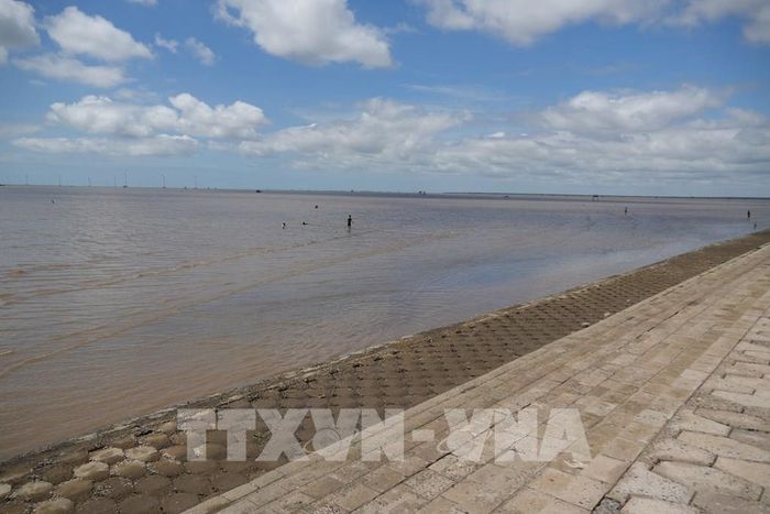 Du du lịch biển là một trong những thế mạnh của tỉnh Đồng Tháp. Ảnh: Công Trí - TTXVN