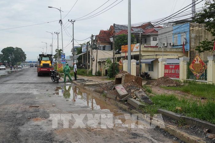 Môi trường sống của các hộ dân dọc hai bên Quốc lộ 14B qua các xã Hòa Vang, Bà Nà, Hòa Tiến (thành phố Đà Nẵng) bị ảnh hưởng nghiêm trọng. Ảnh: Anh Dũng - TTXVN