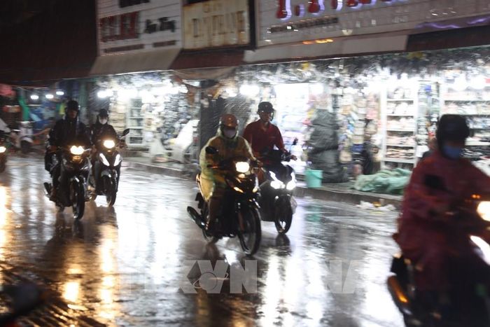 Mưa lớn xuất hiện trên diện rộng tại TP. Hồ Chí Minh, kèm theo sấm sét chiều tối 22/9/2026. Ảnh: Hồng Đạt - TTXVN