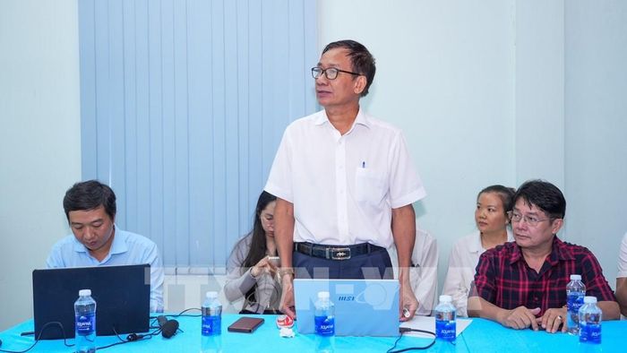 Tiến sĩ Phùng Đức Truyền, Khoa Dược - Trường Đại học Quốc tế Hồng Bàng trình bày tham luận về chuyển đổi số trong phát triển chuỗi giá trị dược liệu. Ảnh: Minh Phú – TTXVN