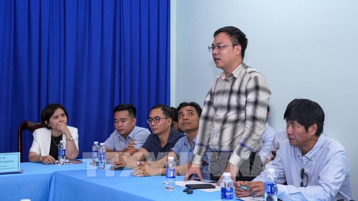 Ông Trần Viết Thanh, Tổng Giám đốc Công ty Dược phẩm Life Gift Việt Nam thảo luận về quy trình, chi phí và các đề tài khoa học để có thể phối hợp sản xuất dược liệu. Ảnh: Minh Phú - TTXVN