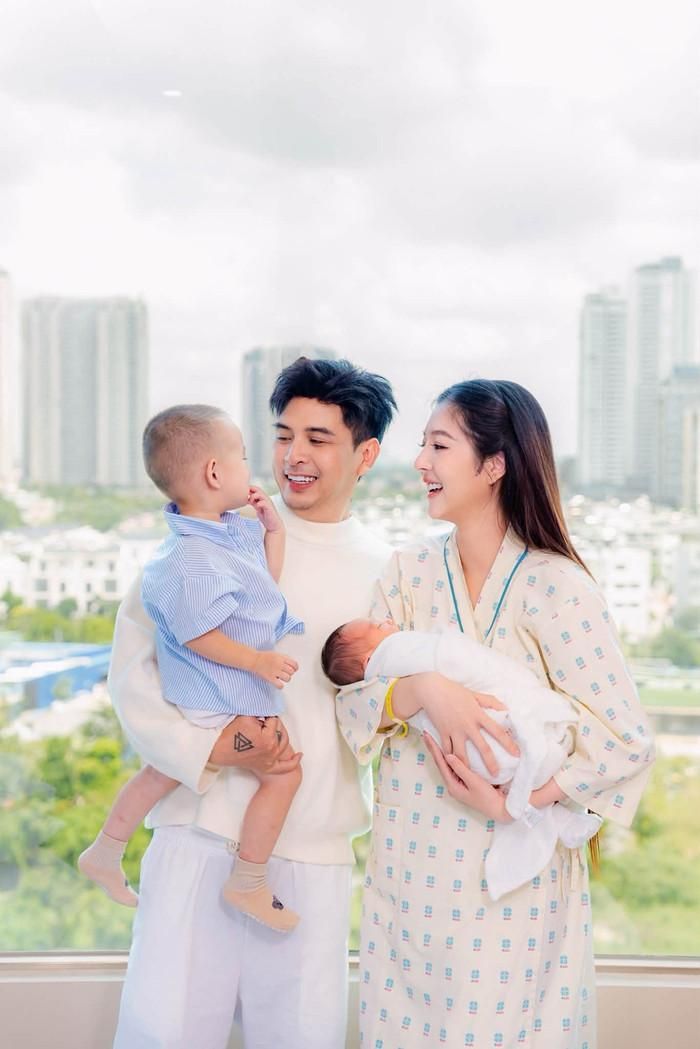 Hồ Quang Hiếu hạnh phúc báo tin vợ vừa sinh con thứ 2.