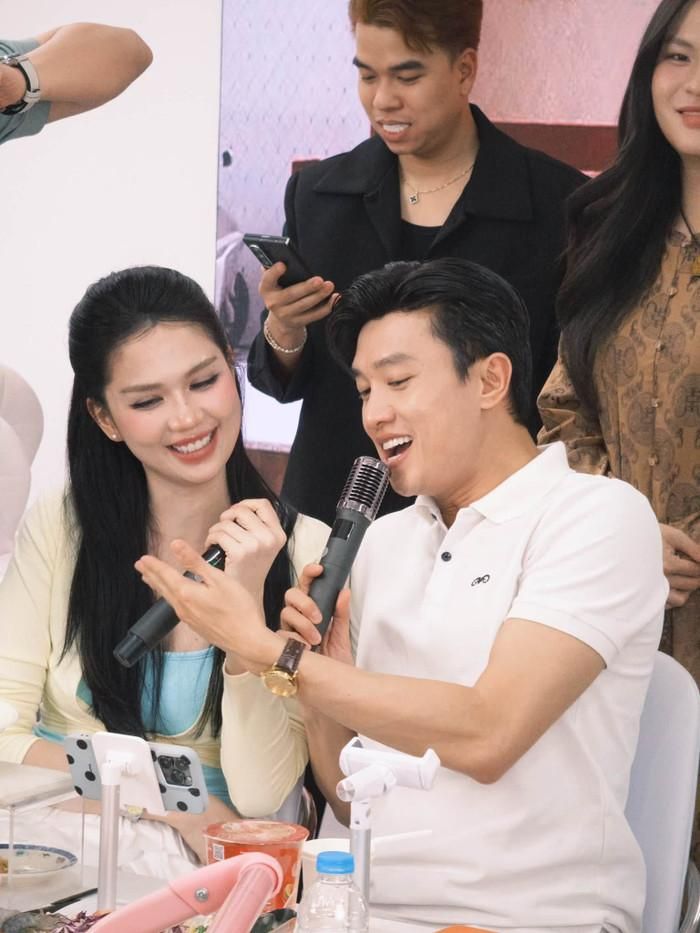 Cả hai nhiều lần khiến khán giả chú ý bởi những khoảnh khắc thân thiết. Ảnh: FBNV