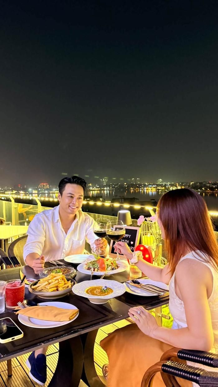 Hồng Đăng đăng ảnh kỷ niệm bên vợ. Ảnh: FBNV