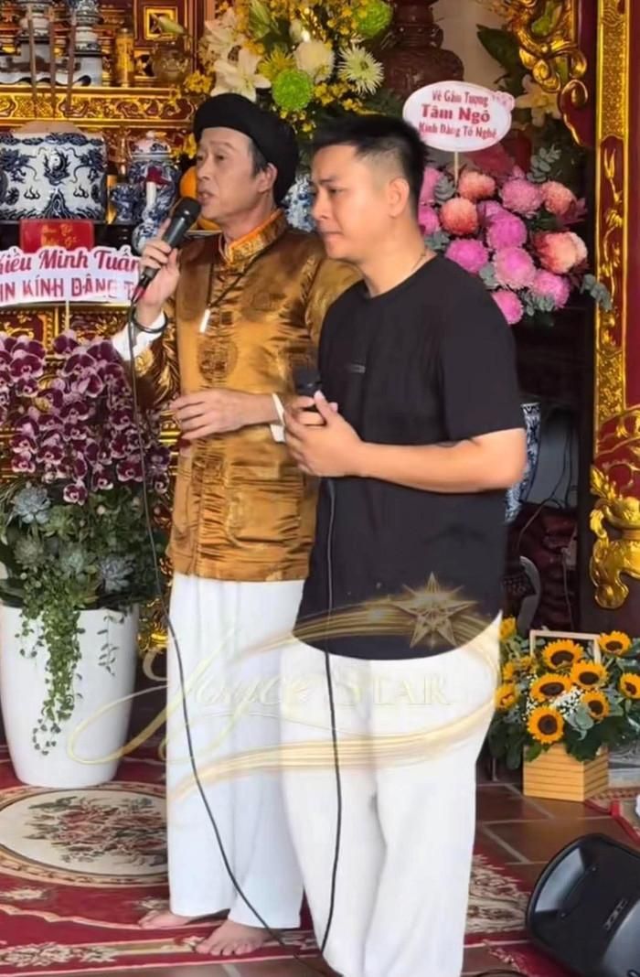 Hoài Lâm đến viếng đền thờ Tổ của nghệ sĩ Hoài Linh nhân dịp giỗ Tổ sân khấu. (Ảnh chụp màn hình từ TikTok Joyce Star)
