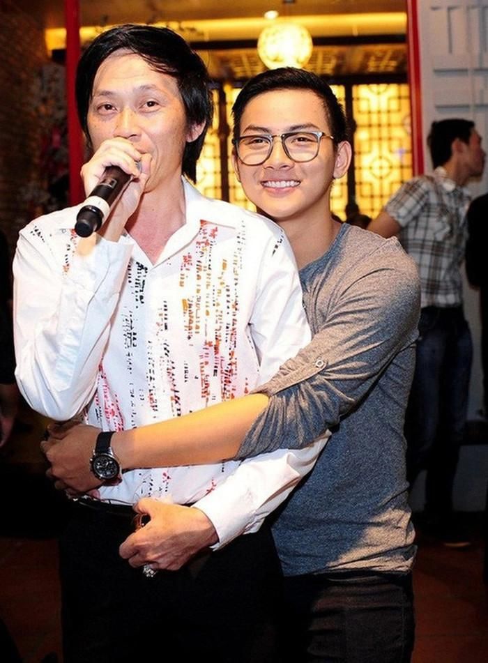Sau nhiều biến cố và một khoảng thời gian khá im ắng, hình ảnh Hoài Lâm đứng cạnh Hoài Linh vì thế mang đến cảm giác đặc biệt.