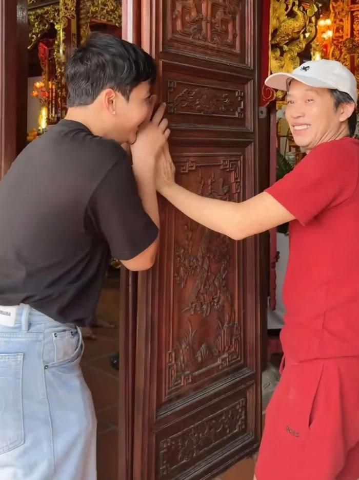 NSƯT Hoài Linh niềm nở tiếp đón đồng nghiệp.