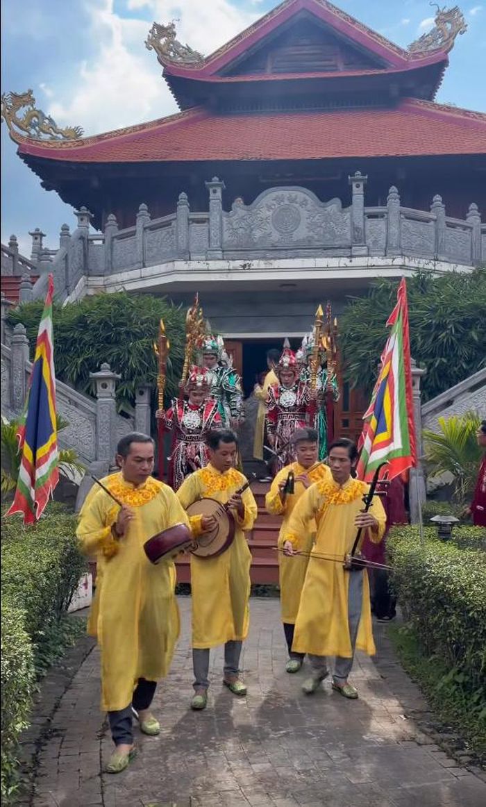 Em trai Hoài Linh chia sẻ không khí tại đền thờ.