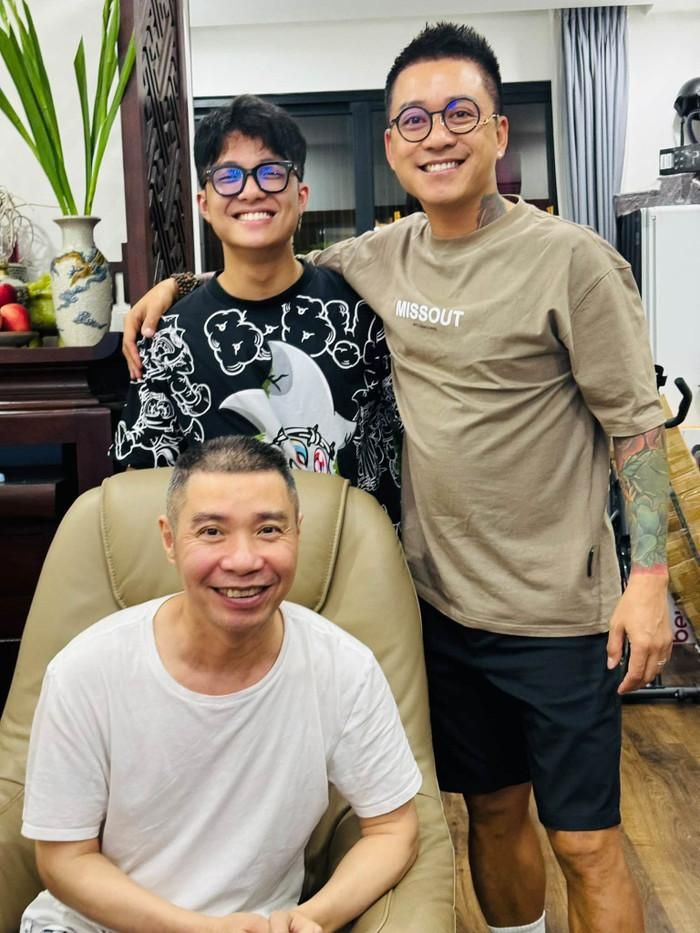 Gia đình NSND Công Lý vừa chia sẻ lại một khoảnh khắc bên Tuấn Hưng và con trai nam nghệ sĩ. Ảnh: FBNV