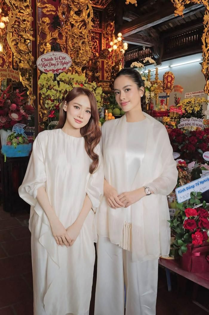 Không chỉ Tam Triều Dâng, người mẫu Nguyễn Đình Như Vân cũng chia sẻ ảnh chụp cùng Nhã Phương bên trong đền thờ Tổ.