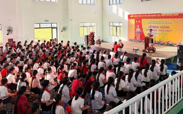Thầy trò Trường PTDTNT THCS Con Cuông hân hoan đón năm học 2026 – 2027. Ảnh: Nhà trường cung cấp