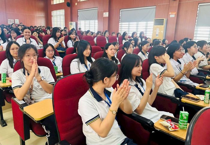 Chương trình có sự tham gia của đông đảo học sinh.