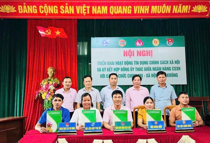 Hội LHPN xã Đakrông cùng các tổ chức chính trị - xã hội ký kết hợp đồng ủy thác với Ngân hàng Chính sách xã hội, tạo điều kiện để người dân tiếp cận nguồn vốn tín dụng chính sách