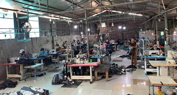 Không gian xưởng may của chị Nguyệt