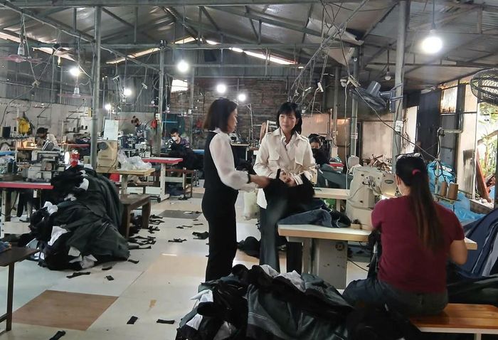 Bà Thân Thị Thu Hà (giữa), Chủ tịch Hội LHPN xã Hợp Thịnh thăm mô hình khởi nghiệp của chị Nguyệt