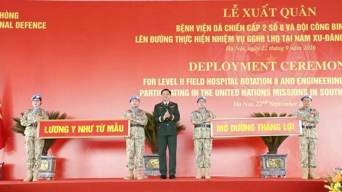 Thượng tướng Nguyễn Trường Thắng, Thứ trưởng Bộ Quốc phòng, trao biểu tượng “Mở đường thắng lợi” cho Đội Công binh số 5, biểu tượng “Lương y như từ mẫu” cho Bệnh viện dã chiến cấp 2 số 8 trước khi lên đường làm nhiệm vụ.