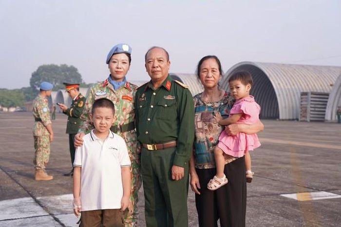 Thân nhân các gia đình xúc động có mặt tại Lễ xuất quân, tiễn chồng, con lên đường thực hiện nhiệm vụ.