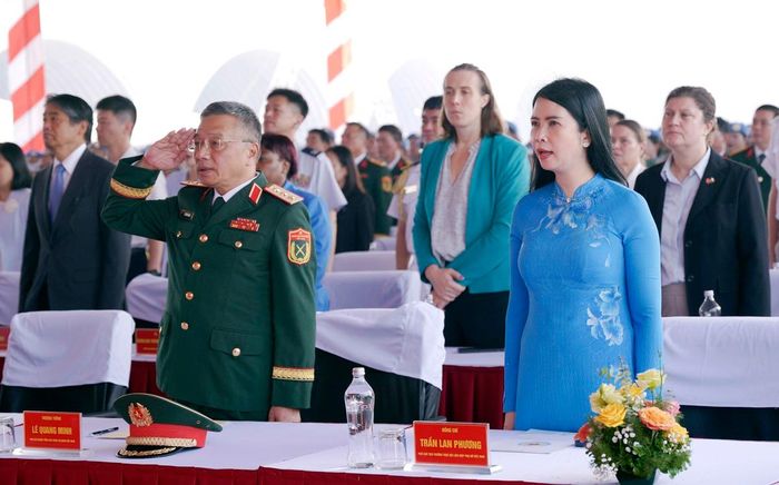 Phó Chủ tịch Thường trực Hội LHPN Việt Nam Trần Lan Phương (bên phải) cùng các đại biểu dự Lễ xuất quân.