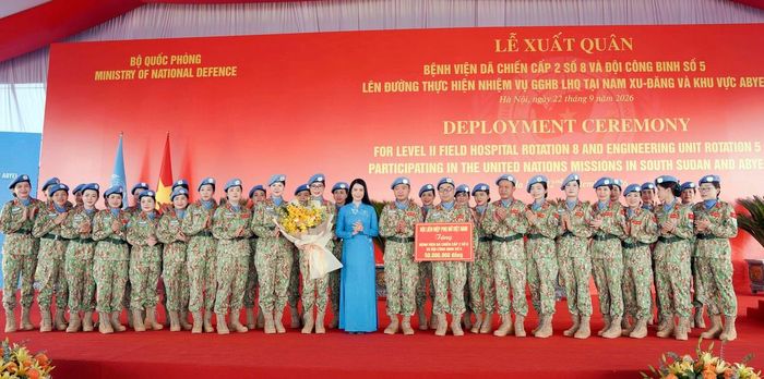 Bà Trần Lan Phương, Phó Chủ tịch Thường trực Hội LHPN Việt Nam, thay mặt Trung ương Hội LHPN Việt Nam trao tặng 50 triệu đồng cho các chiến sĩ mũ nồi xanh đi thực hiện nhiệm vụ dịp này.