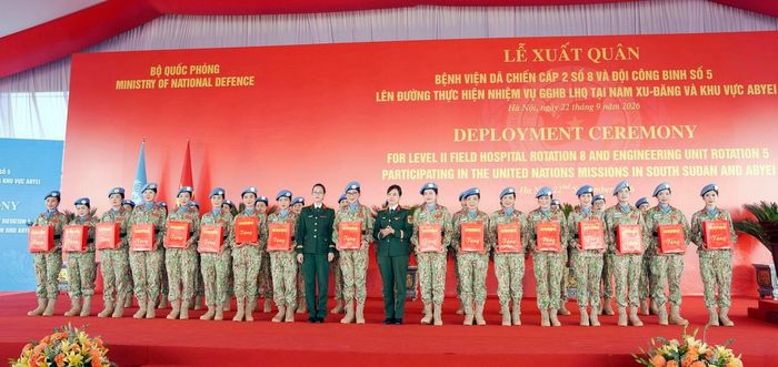 Đại diện Ban Phụ nữ Quân đội trao tặng quà cho cán bộ, chiến sĩ mũ nồi xanh lên đường Gìn giữ hòa bình.