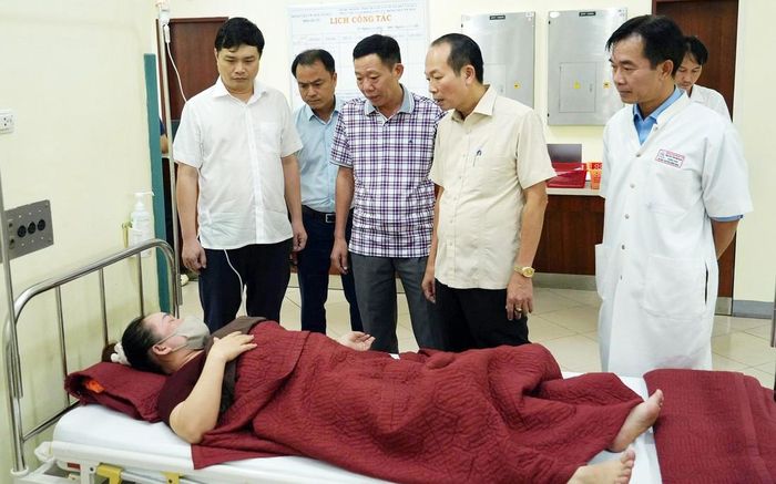 Lãnh đạo TP Huế đến thăm hỏi động viên vào thời điểm các công nhân nhập viện nghi do ngộ độc
