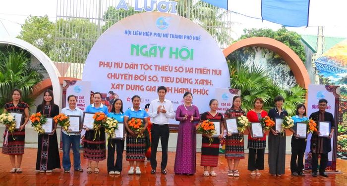 Trao giấy chứng nhận cho các chi hội, doanh nghiệp tham gia ngày hội