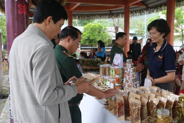Tham quan các gian hàng tại ngày hội Ngày hội “Phụ nữ dân tộc thiểu số và miền núi - Chuyển đổi số, tiêu dùng xanh, xây dựng gia đình hạnh phúc” tại xã A lưới 2
