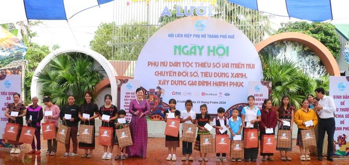 Tặng quà cho trẻ em nghèo, hộ gia đình khó khăn