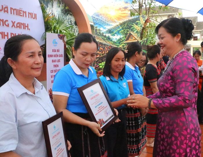 Bà Dương Thị Thu Thủy , Phó Chủ tịch Ủy ban MTTQ Việt Nam  thành phố , Chủ tịch Hội LHPN TP Huế trao giấy chứng nhận cho các đơn vị tham gia