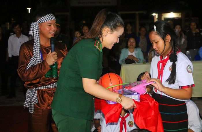 Năm học 2026-2027 cũng là một dấu mốc đặc biệt với học sinh khu vực biên giới A Lưới. Đây là năm học đầu tiên các em được học tập tại Trường Phổ thông nội trú liên cấp Tiểu học và THCS A Lưới 4 - ngôi trường mới được đầu tư khang trang, hiện đại