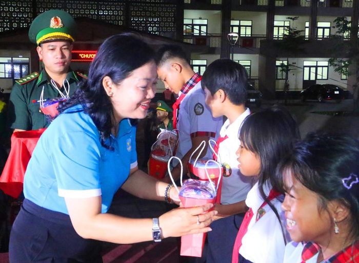 Tối 22/9, tại Trường Phổ thông nội trú liên cấp Tiểu học và THCS A Lưới 4, Ban Chỉ huy Bộ đội Biên phòng, Ủy ban MTTQ Việt Nam TP Huế và UBND xã A Lưới 4 tổ chức chương trình “Biên cương - Đêm hội Trăng rằm” năm 2026.