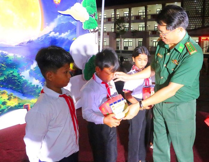 Chương trình đã trao 300 suất quà Trung thu và 100 suất học bổng đến học sinh có hoàn cảnh khó khăn. Mỗi phần quà không chỉ mang giá trị vật chất mà còn là sự quan tâm, sẻ chia và tình cảm dành cho những học sinh đang học tập, sinh sống ở vùng biên giới còn nhiều khó khăn.