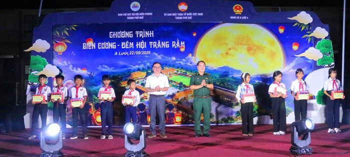 Với các em, đó có thể là một món quà nhỏ cho mùa trăn nhưng trong ánh mắt và nụ cười của những đứa trẻ, niềm vui dường như lớn hơn rất nhiều, các em được vui chơi, được nhận quà, được hòa mình vào một đêm hội dành riêng cho mình.