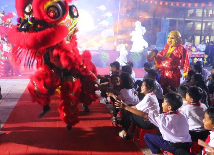 Trong ánh sáng của đèn lồng, tiếng trống lân, ông địa và tiếng cười trẻ nhỏ, khoảng sân trường trở thành nơi  hội tụ những gương mặt háo hức, những nụ cười trong trẻo và niềm vui giản dị của trẻ thơ.