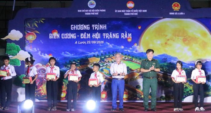 Ngôi trường giữa núi rừng không chỉ mở ra một môi trường học tập mới mà còn gửi gắm sự quan tâm đối với giáo dục vùng biên giới Việt - Lào, nơi những con đường đến trường của học sinh vẫn còn nhiều gian khó. Bởi vậy, đêm Trung thu năm nay với các em càng thêm đặc biệt.