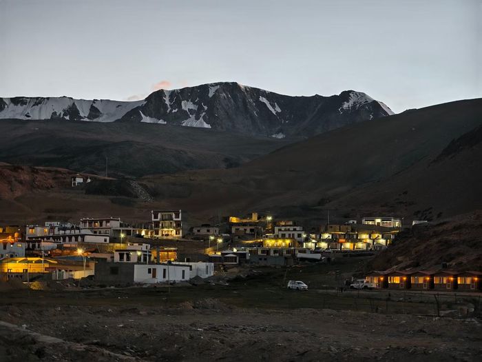 Khu làng nơi Linh lưu trú nhìn từ hồ Tso Moriri, giữa khung cảnh núi non hùng vĩ của vùng Ladakh