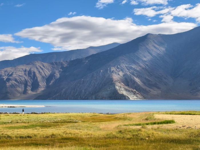  Toàn cảnh thung lũng Nubra nhìn từ một tu viện lớn, với những dãy núi Himalaya bao quanh 