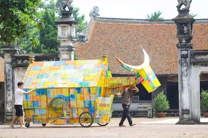 Không gian làng cổ Đường Lâm mang đến sắc thái Trung thu mộc mạc với những ngôi nhà cổ, tường đá ong và nét văn hóa làng Việt đặc trưng. Ảnh minh hoạ